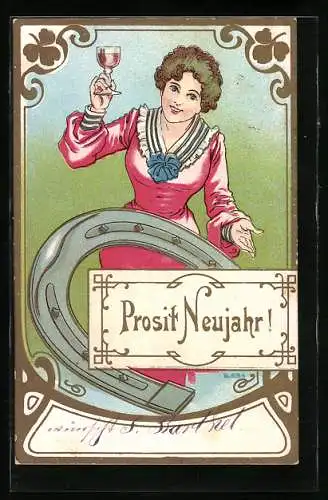 Präge-AK Junge Frau hinter Hufeisen hebt zu Neujahr ihr Glas