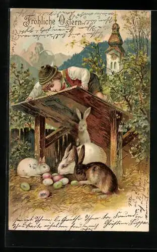 AK Ostern, Junge mit Hut beobachtet Hasen, bunte Eier, Kirchturm im Hintergrund