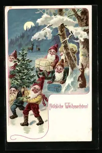 AK Fröhliche Weihnachten, Zwerge bringen einen Tannenbaum und Geschenk durch den Schnee in der Winternacht