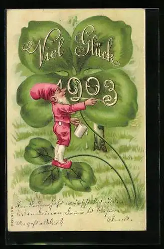 AK Viel Glück 1903, ein Zwerg schreibt die Jahreszahl auf ein vierblättriges Kleeblatt