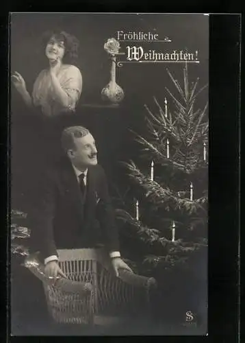 Fotomontage-AK Fröhliche Weihnachten!, Junger Mann mit Christbaum und Fräulein