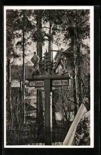 AK Furtwangen /Schwarzwald, Geschnitzter Wegweiser