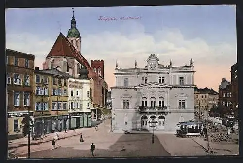 AK Troppau, Stadttheater mit Strassenbahn und Geschäften