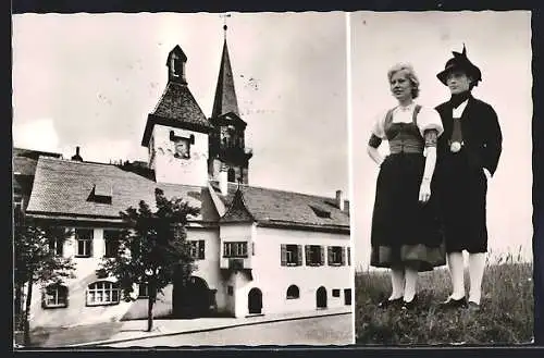 AK Marktredwitz, Altes Rathaus und Paar in Tracht