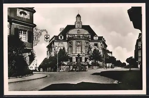 AK Donaueschingen, Strassenpartie mit Rathaus