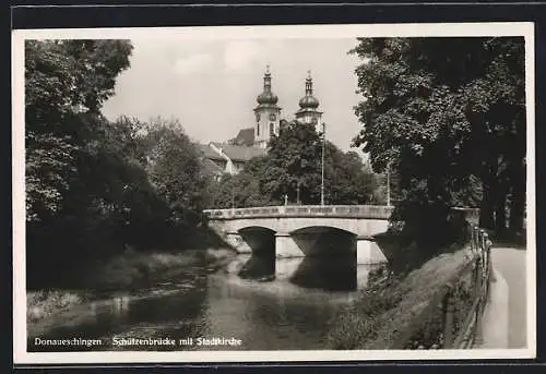 AK Donaueschingen, Schützenbrücke mit Stadtkirche