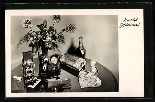 AK Ein Fotoapparat von Rolleiflex auf einem Tisch neben Rosen, Zigarren und anderem
