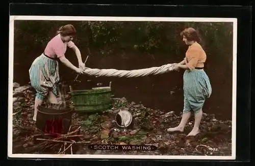 AK Waschfrauen beim Auswringen des gewaschenen Textils, Scotch Washing