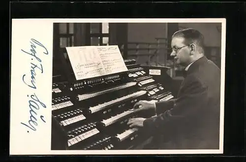 AK Musiker Prof. Hans Sauer an der Orgel