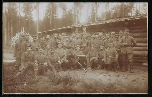 Foto-AK Soldaten mit MG vor Blockhütte