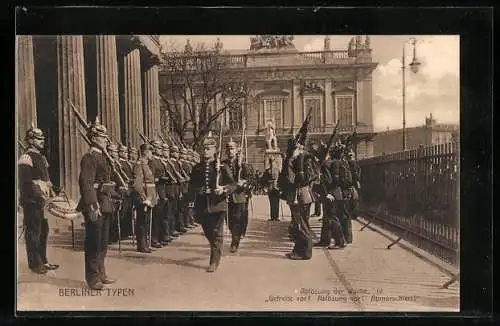 AK Berlin, Soldaten in Uniform mit Pickelhaube, Ablösung der Wache