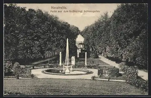 AK Neustrelitz, Partie aus dem Schlossgarten mit Fontäne