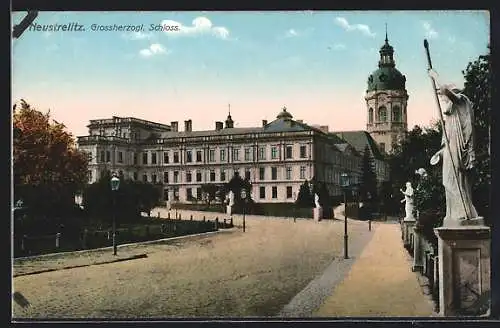 AK Neustrelitz, Strassenpartie Grossherzogl. Schloss