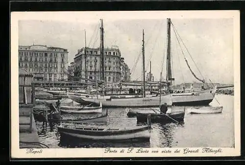 AK Napoli, Porto di S. Lucia con vista dei Grandi Alberghi, Schiffe im Hafen mit Blick auf Hotel