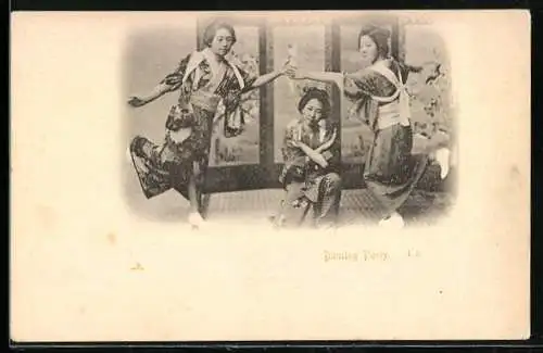 AK Damen in traditioneller japanischer Kleidung beim Tanzen