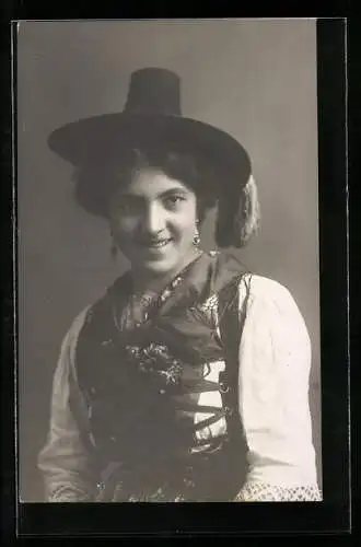 Foto-AK Eine junge Frau in Tiroler Tracht, mit einem Hut