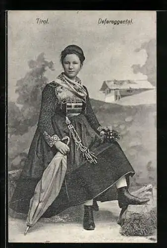 AK Defereggental /Tirol, Junge Frau mit Regenschirm in lokaler Tracht