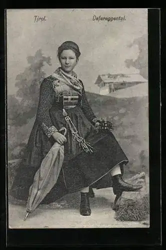 AK Defereggental /Tirol, Eine junge Frau mit einem Regenschirm in lokaler Tracht