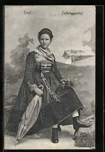 AK Defereggental /Tirol, Junge Frau mit einem Regenschirm in lokaler Tracht