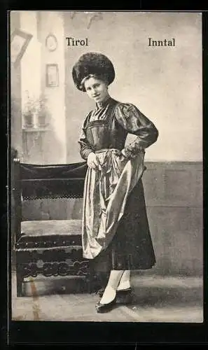 AK Inntal /Tirol, Junge Frau in der Stube in lokaler Tracht