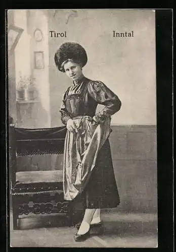 AK Inntal /Tirol, Junge Frau in lokaler Tracht mit einer Pelzmütze