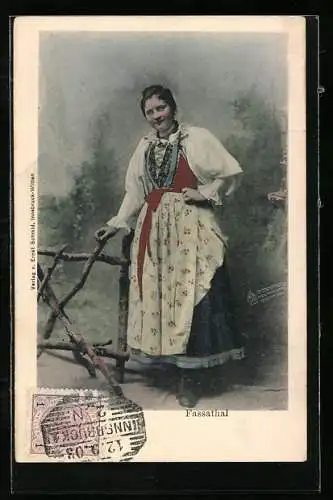 AK Fassathal /Tirol, Junge Frau in lokaler Tracht