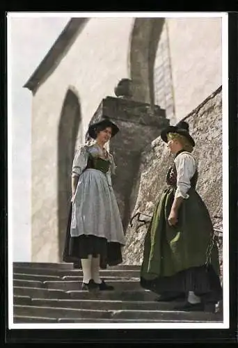 AK Frauen beim Plausch auf den Kirchenstufen in Trachten aus dem Brixtal