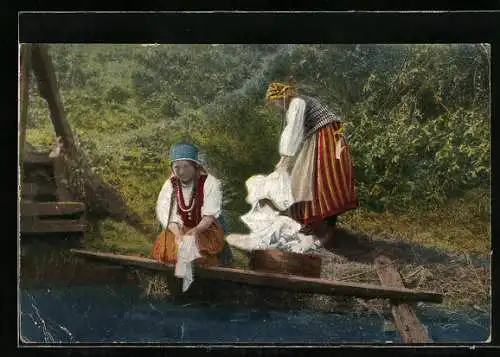 AK Mädchen bei der Wäsche an einem Ufer