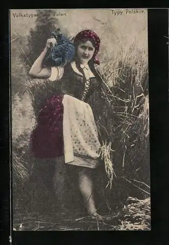 AK Polnisches Trachtenmädchen mit Bündel im Schilf