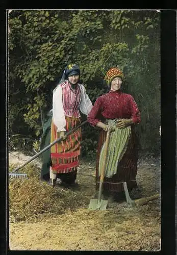 AK Landarbeiterinnen mit Harke und Spaten