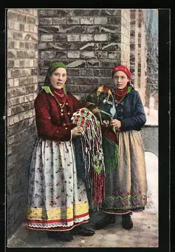 AK Polnische Frauen mit Tuchwaren in einer Gasse
