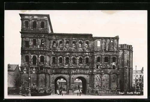 AK Trier, Porta Nigra mit Passanten