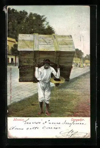 AK Ein Mexikaner trägt einen grossen Holzcontainer