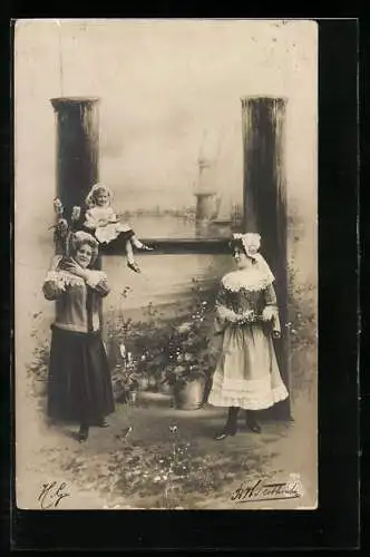 AK Buchstabe H, Frauen und Kind in Tracht, Montage