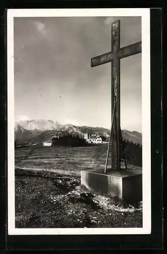AK Gaisbergspitze, Gipfelkreuz gegen Wohnhäuser