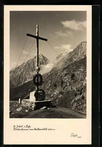 AK St. Jakob i. Defr., Heldenkreuz am Stallersattel mit Kränzen