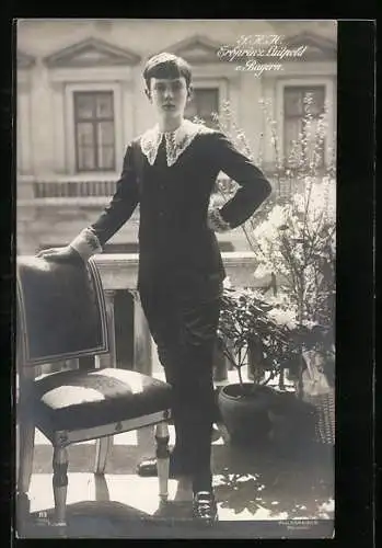 AK Erbprinz Luitpold von Bayern, abgestützt am Stuhl auf dem Balkon