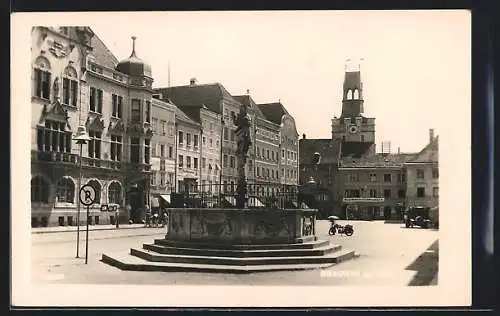 AK Braunau a. Inn, Stadtplatz mit Denkmal