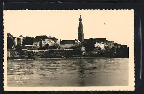 AK Braunau a. Inn, Panorama mit Turm, vom Wasser gesehen