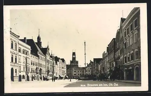 AK Braunau a. Inn, Strassenpartie mit Turmblick