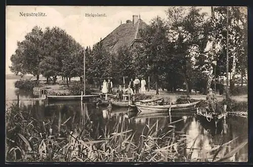 AK Neustrelitz, Helgoland, Uferpartie, Männer in Booten