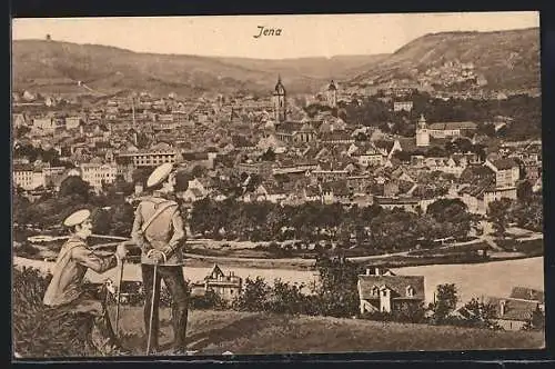 AK Jena, Zwei uniformierte Männer blicken über die Stadt