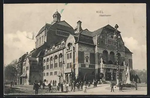 AK Kiel, Stadttheater mit Besuchern