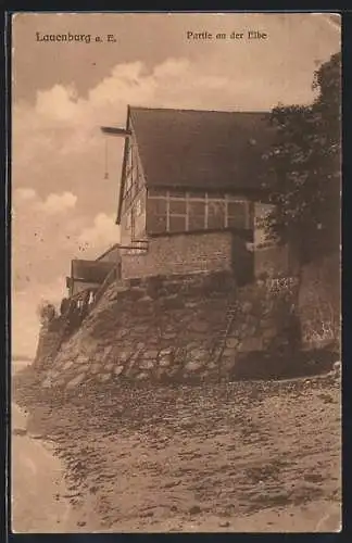 AK Lauenburg a. E., Haus mit Lastenzug an der Elbe
