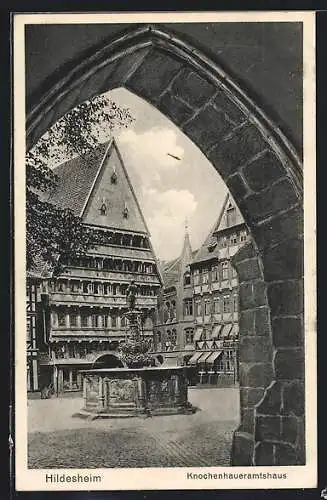 AK Hildesheim, Knochenhaueramtshaus mit Brunnen