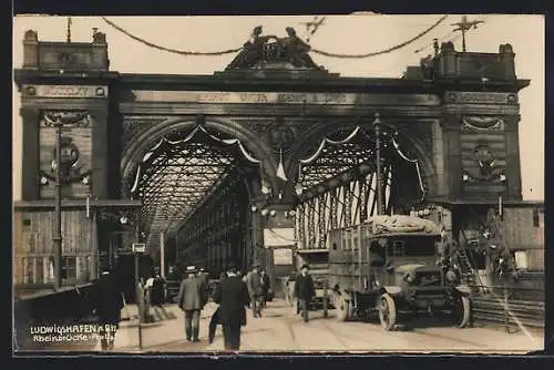 AK Ludwigshafen a. Rh., Rheinbrücke, Portal mit LKW und Schienen