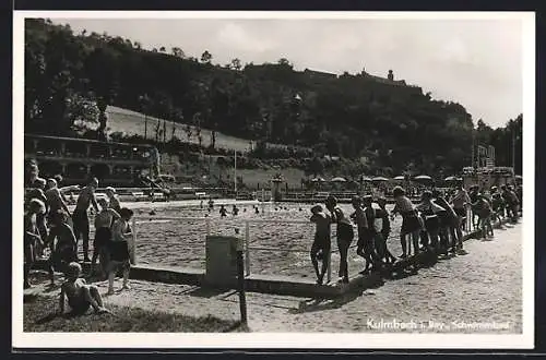 AK Kulmbach /Bay., Schwimmbad mit Badegästen, Gebäude und Sprungbrett