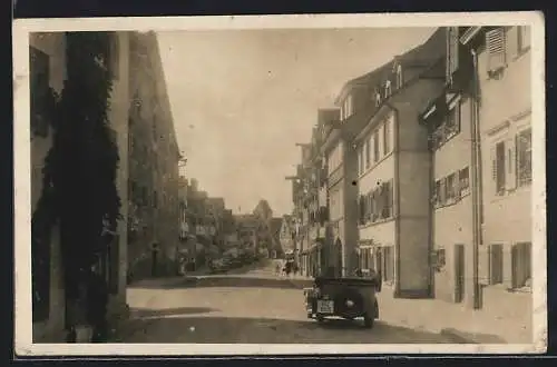 Foto-AK Meersburg, Strassenpartie mit Automobilen