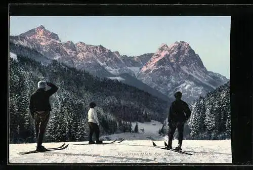 AK Drei Skiläufer vor Hochgebirgs-Panorama