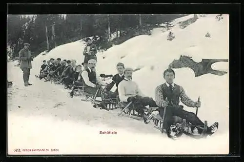 AK Gruppe von Männern auf Schlitten im Schnee
